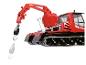 Červený sněžný skútr PistenBully 600 s jeřábem a hákem.