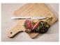 Hovězí steak s bylinkami a pepřem na dřevěném prkénku s nožem.