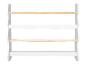Bílá nástěnná police se třemi policemi a dřevěnými tyčemi