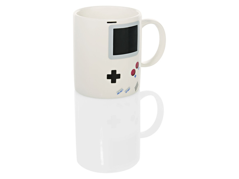 Bílý hrnek s designem Game Boy.