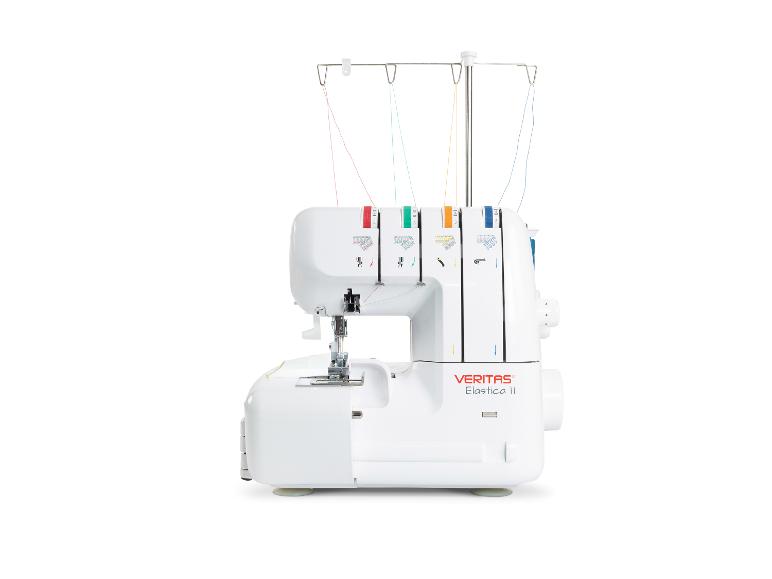 Bílý overlock šicí stroj s barevnými nitěmi a detaily navlékání.