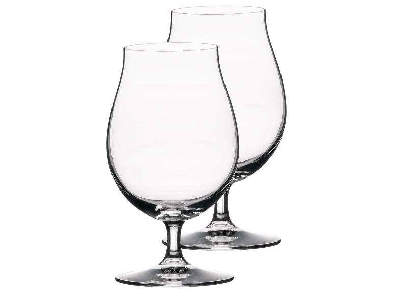 Dvě elegantní sklenice na degustaci.