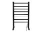 Černý, elektrický věšák na ručníky s osmi vodorovnými tyčemi a napájecím kabelem.
