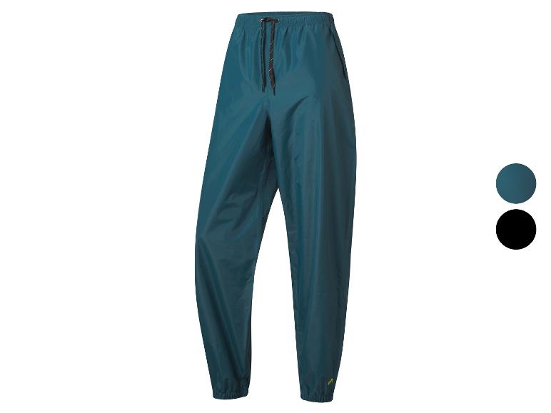 Modré nepromokavé kalhoty se stahovací šňůrkou od Berghaus.