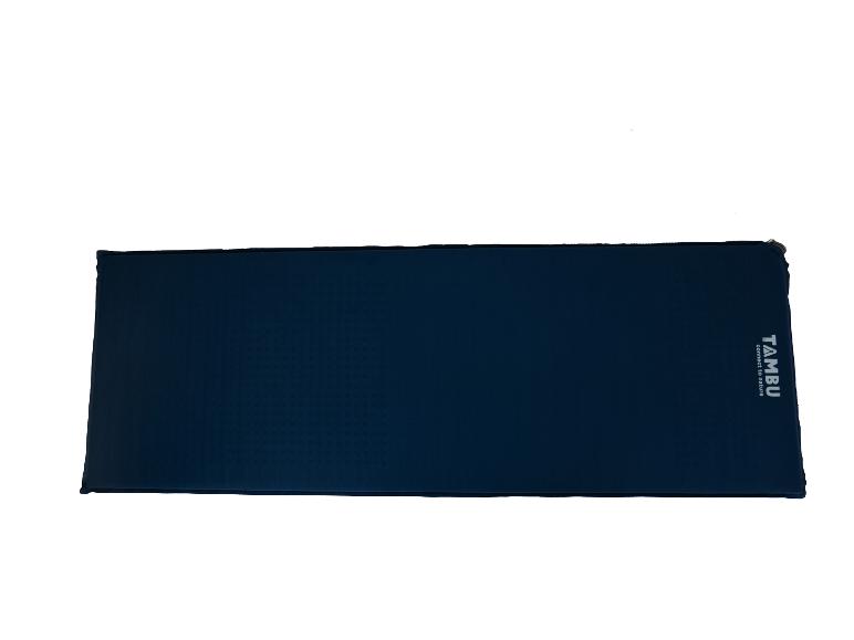 Tmavě modrá karimatka Tambu na kempování.