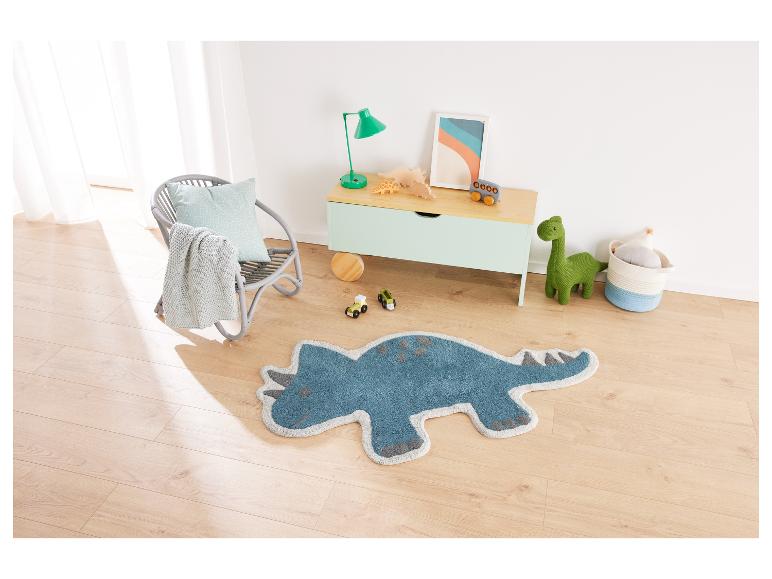Modrý koberec ve tvaru dinosaura v dětském pokoji