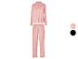 Růžová pyžama s dlouhým rukávem a kalhotami.