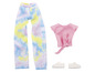 Kalhoty s potiskem tie-dye, růžový top a bílé tenisky pro panenku.