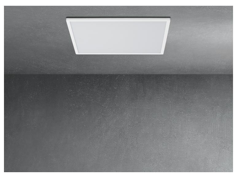 Čtvercové LED stropní svítidlo na šedém betonovém stropě a stěně.
