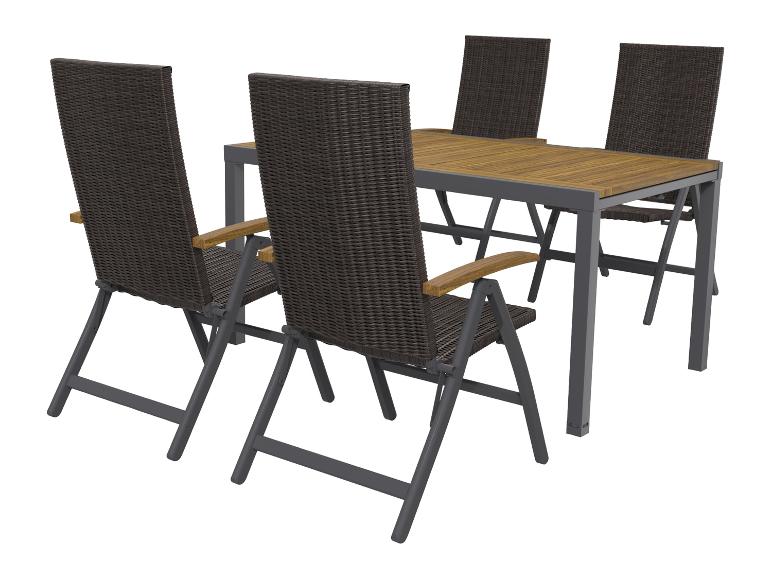 Venkovní nábytek: obdélníkový stůl s dřevěnou deskou a čtyři tmavě hnědé proutěné židle.