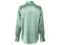 Světle zelená saténová košile s dlouhým rukávem.