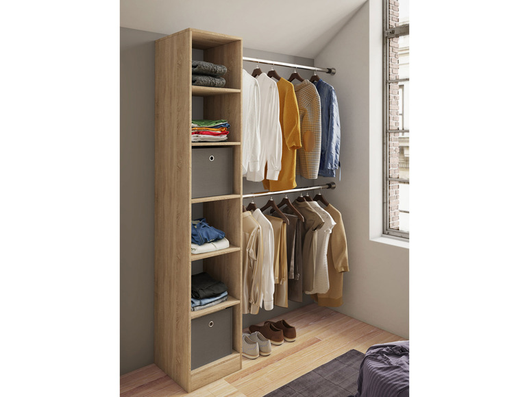 Dřevěná skříň s policemi a tyčí na šaty, plná oblečení a bot