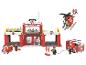 Sada hraček s hasičskou stanicí, vrtulníkem, hasičskými auty a figurkami hasičů.