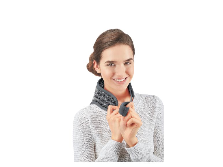 Usmívající se žena s šedým krčním límcem.