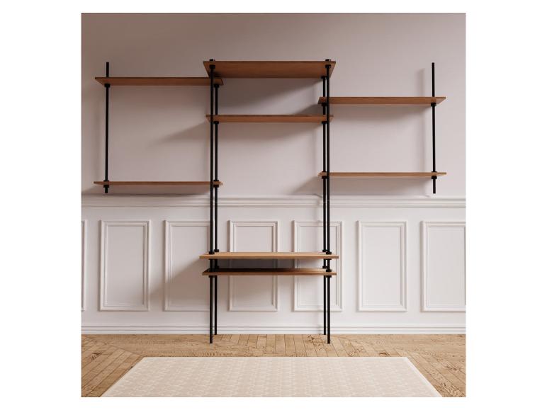 Dřevěné police s černým kovovým rámem na stěně s bílými panely a dřevěnou podlahou.