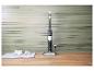 Mokro-suchý vysavač Bissell CrossWave HF3 se nabíjí na dřevěné podlaze.
