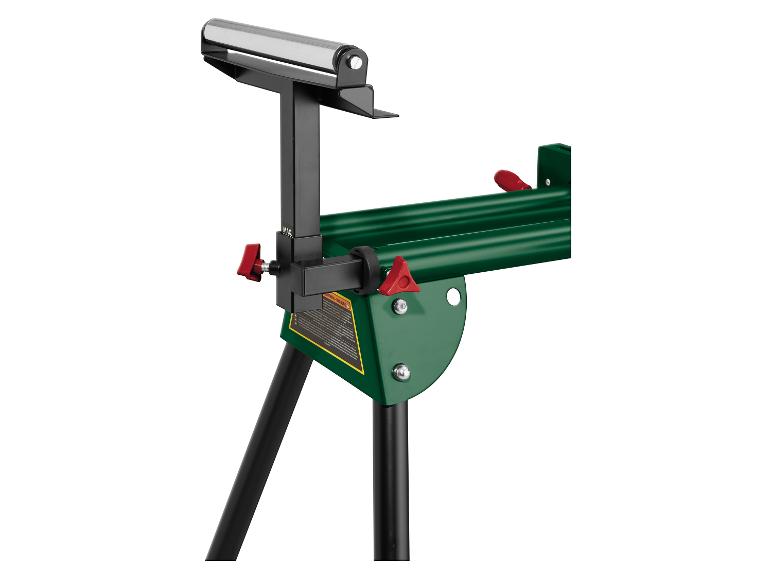 Zelený stojan na válečky do dílny se stříbrným válcem.