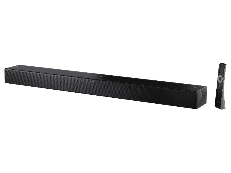 Černý soundbar s dálkovým ovládáním