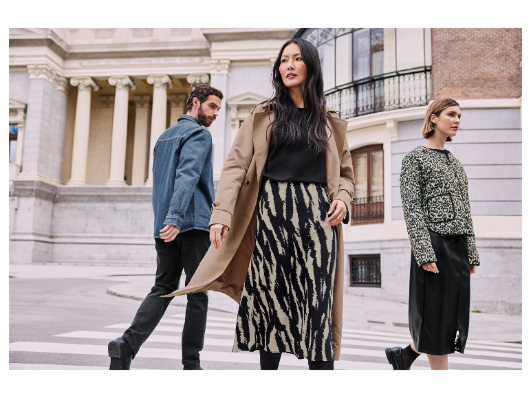 Modelky pózují ve stylovém oblečení na ulici.