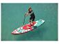 Žena pádluje na nafukovacím paddleboardu Exotic 10'6″; květinový vzor.