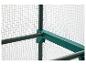 Detail zahradního skleníku se zeleným rámem a bílým síťovaným potahem.