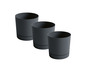 Tři kulaté černé květináče různých velikostí.