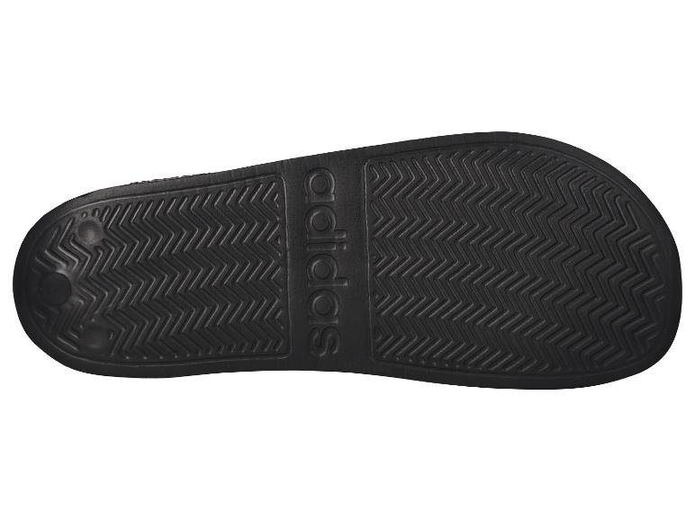 Podešev černých žabkových Adidas.
