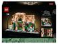 LEGO stavebnice kavárny s názvem „Café Fleur“ s venkovním posezením, pouliční lampou a detailním interiérem.