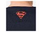 Zadní strana tmavě modrého trička s červeným logem Supermana a textem „TM“.
