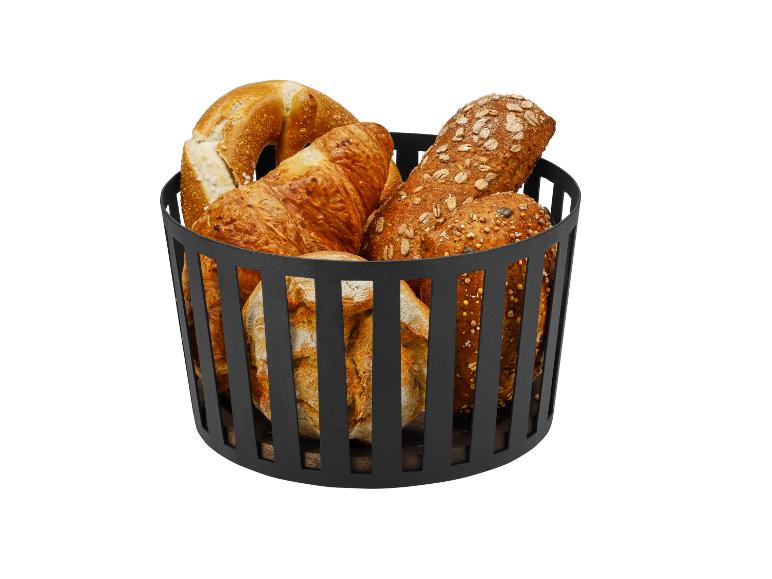 Košík s pečivem, preclíkem, croissanty a celozrnnými rohlíky.