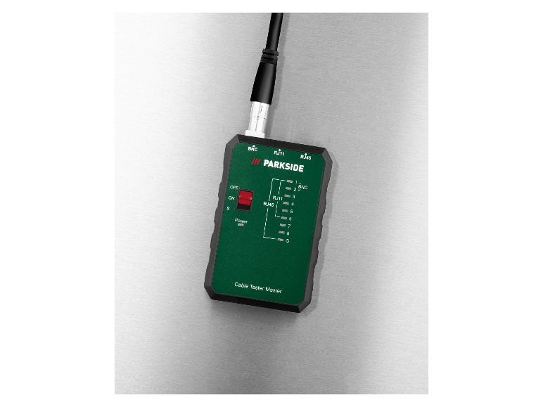 Zelený tester kabelů s konektory BNC, RJ11 a RJ45, s vypínačem.