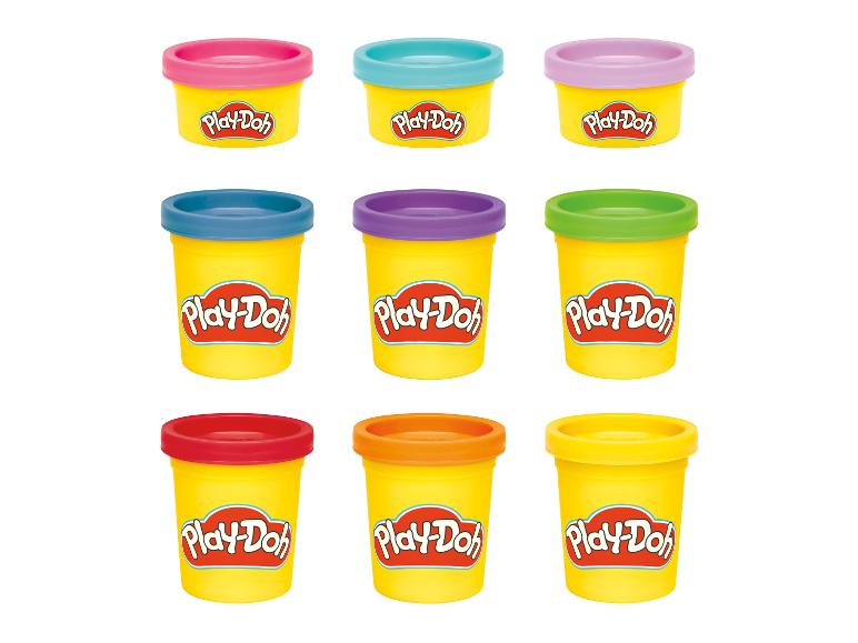 Devět žlutých nádob Play-Doh s barevnými víčky, uspořádaných do tří řad.