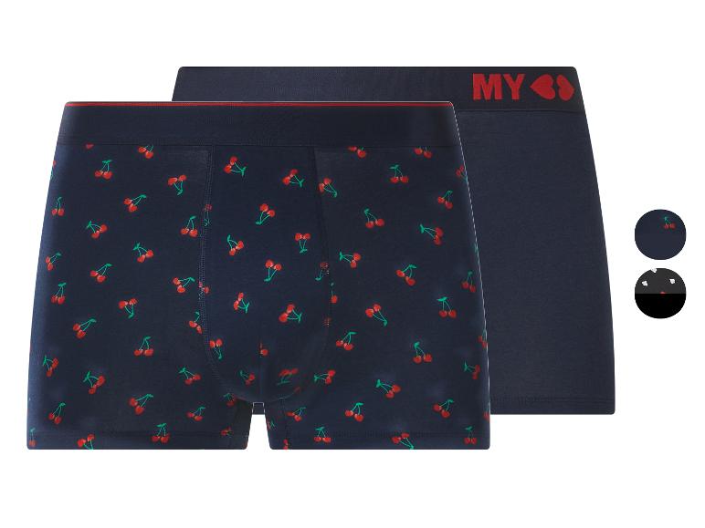 Dvoje tmavě modré boxerky, jedny s třešňovým vzorem a jedny jednobarevné s logem „MY“.