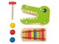 Dřevěné hračky s kladívkem, deskou ve tvaru krokodýla a xylofonem.