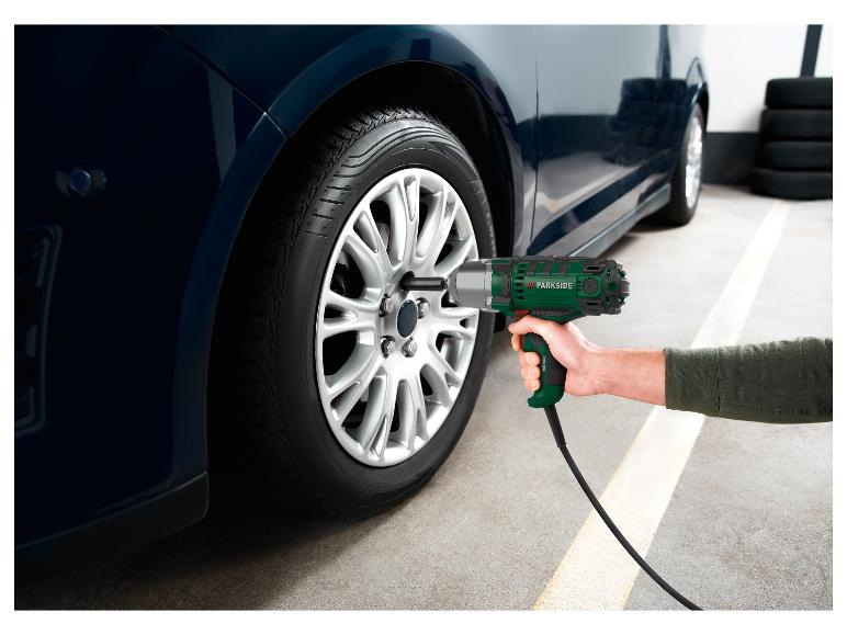 Osoba používá rázový utahovák Parkside k výměně kola automobilu.