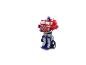 Červená a modrá transformující se hračka Optimus Prime na bílém pozadí.