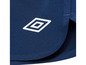 Detail tmavě modrého oblečení s bílým logem Umbro.