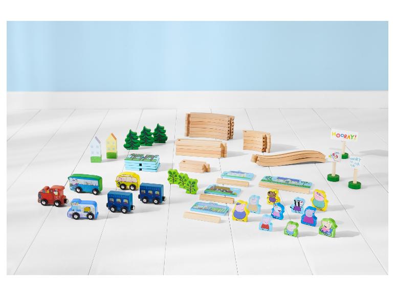 Dřevěná hrací sada Peppa Pig s vlakem, autobusy, kolejemi a figurkami.