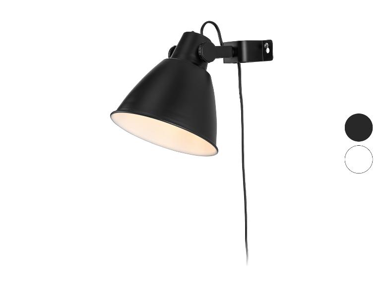 Černá nástěnná lampa s kónickým stínítkem a kabelem, s černými a bílými barevnými variantami.