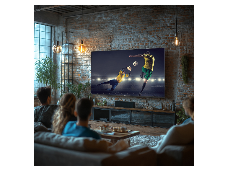 Televize a přátelé sledující fotbalový zápas.