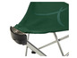 Zelená skládací židle s kovovými nohami.
