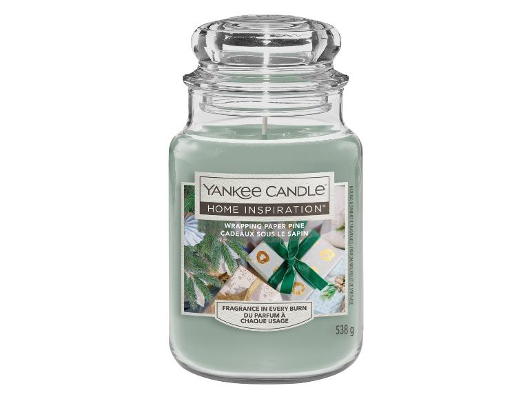 Svíčka Yankee Candle Home Inspiration, vůně Balicí papír pod stromečkem.