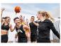 Rodina si užívá aktivní hru na basketbal venku v oblečení Craft.