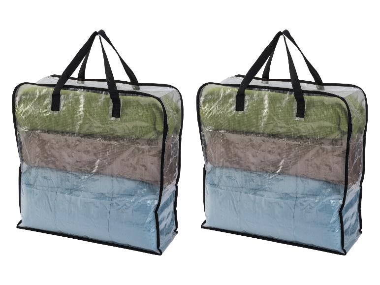Dvě průhledné úložné tašky se složenými zelenými, hnědými a modrými přikrývkami.