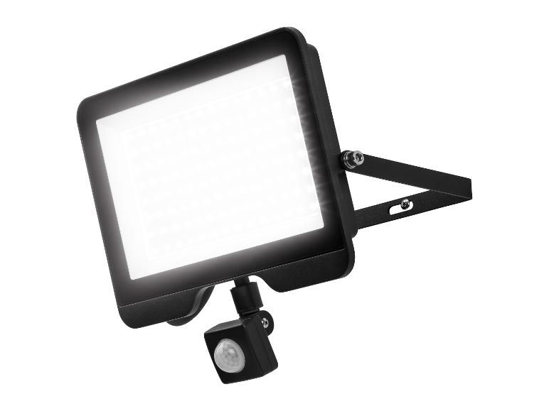 Černý LED reflektor s pohybovým senzorem, svítící jasným bílým světlem.