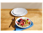 Mísa s müsli a čerstvým ovocem na dřevěném stole.