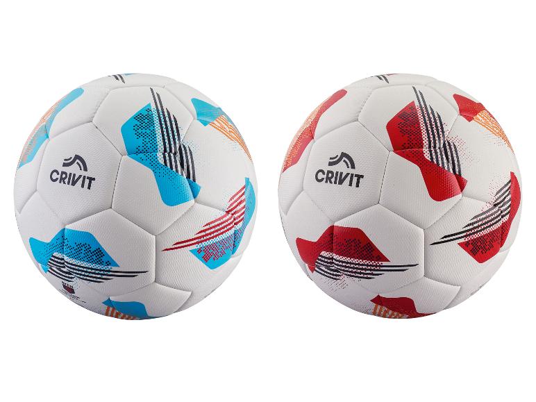 Dva fotbalové míče Crivit, modrý a červený, moderní design.
