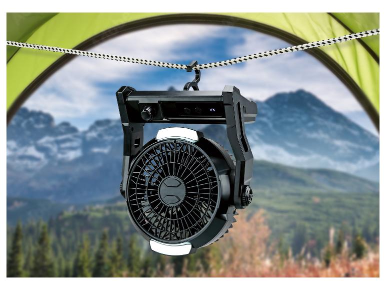 Kempingový ventilátor s LED světlem zavěšený ve stanu, s výhledem na hory.