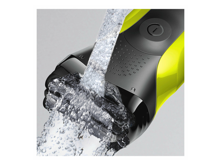 Elektrický holicí strojek s funkcí mokrého holení se oplachuje vodou.