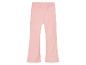 Růžové kalhoty s rozšířenými nohavicemi.